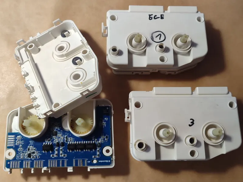 Rozebraný modul automatického dávkování (Autodosing) pračky AEG s vadnou elektronikou