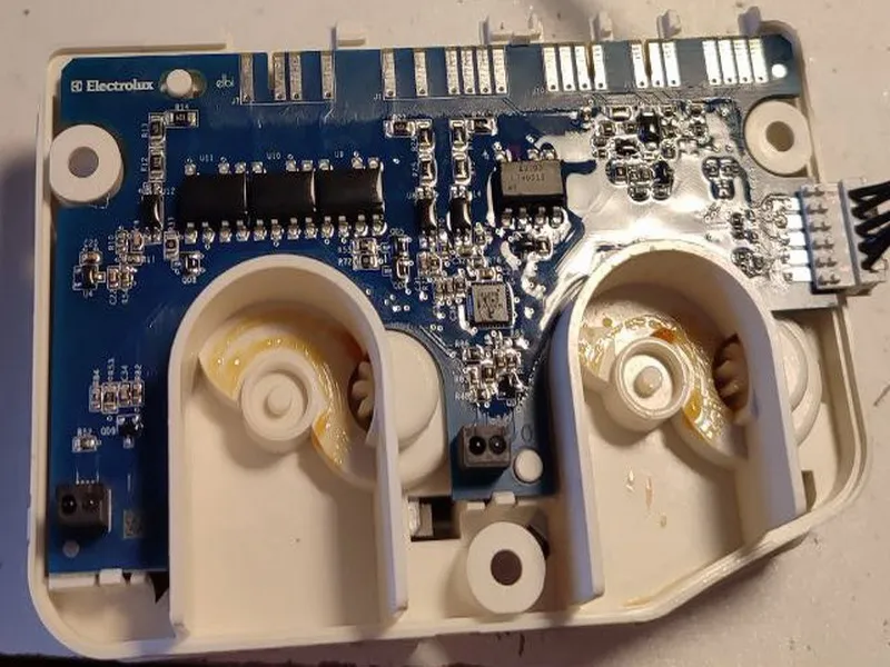 Detail řídicí desky (Main PCB) pračky AEG při opravě na úrovni součástek
