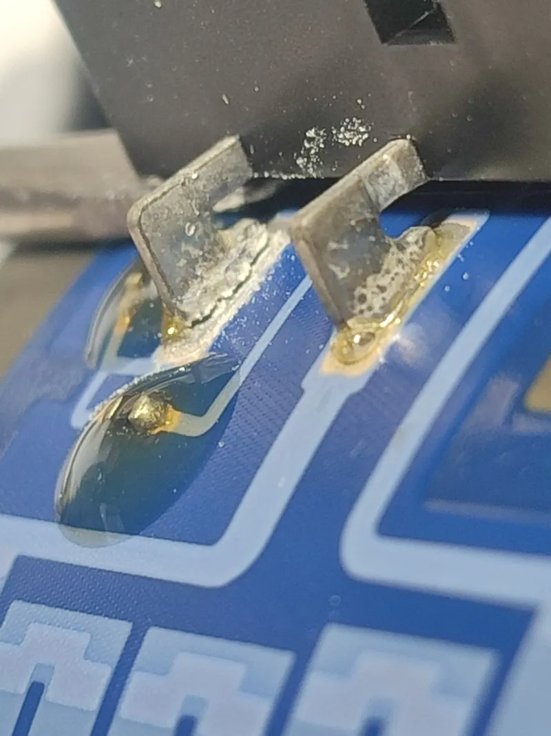 Detail poškození topného okruhu na desce